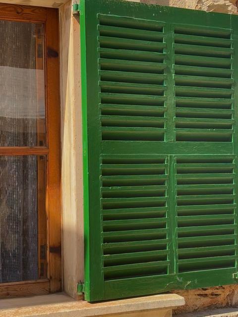 Des volets verts, au soleil